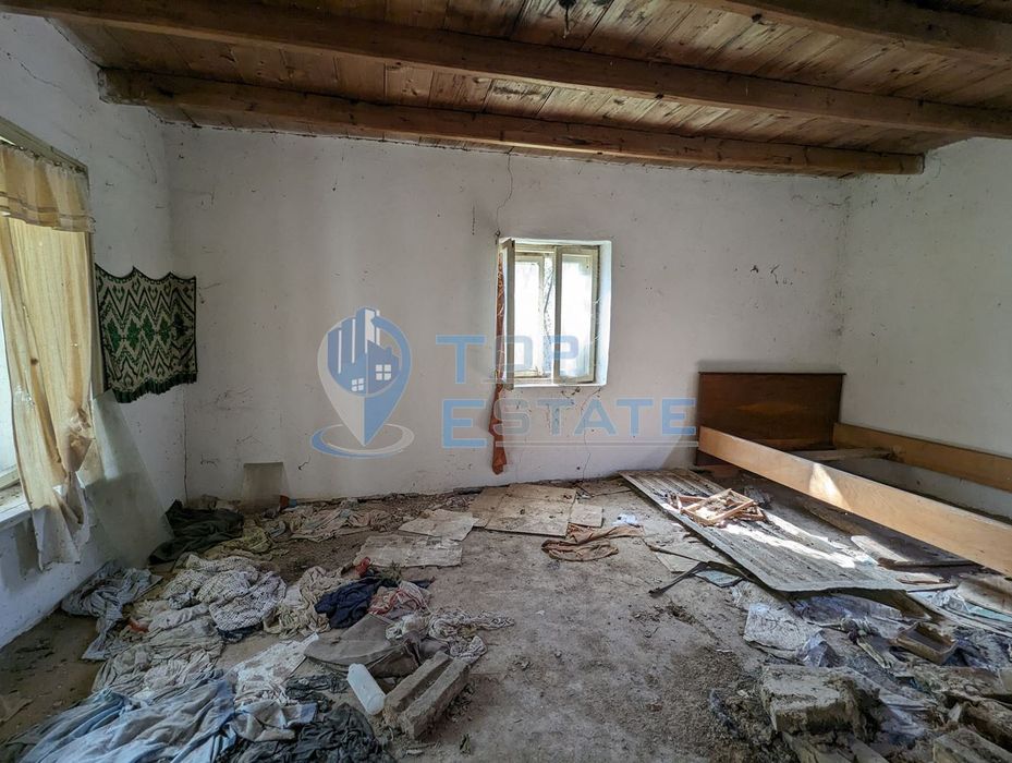 Стара къща с голям двор и кладенец в село Страхилово