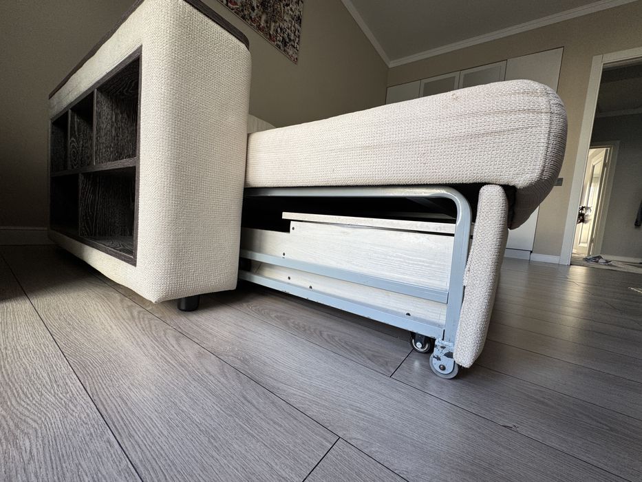 Диван гостинный бежевый