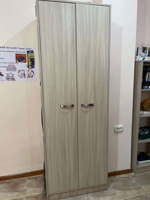 Шкаф плательный .