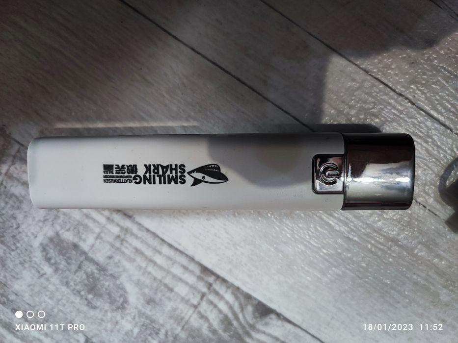 Vând   lanterna noua