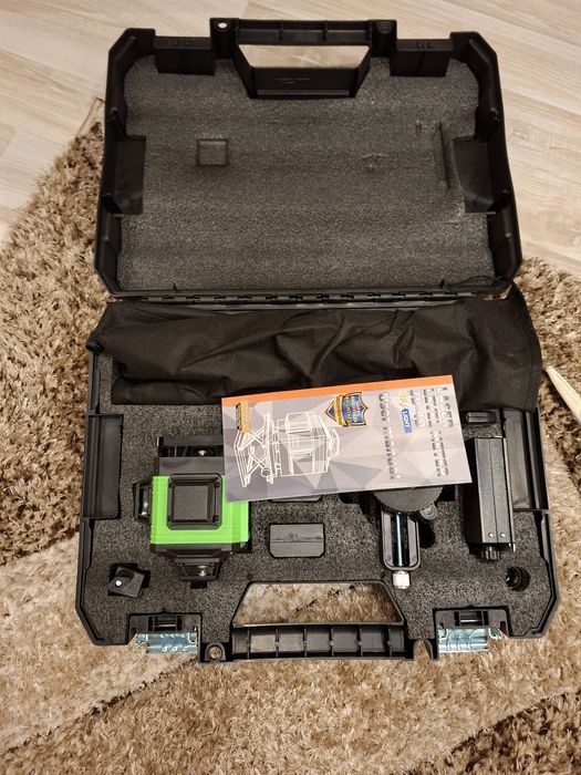 Лазерен нивелир  със ататив