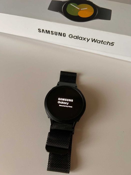 Samsung Galaxy Watch 5 – като нов, с метална магнитна каишка
