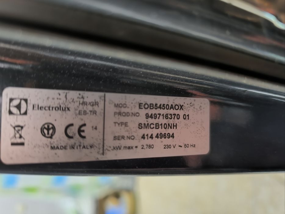 Фурна Electolux EOB5450AOX - 76 литра . Плавно затваряне на вратата.