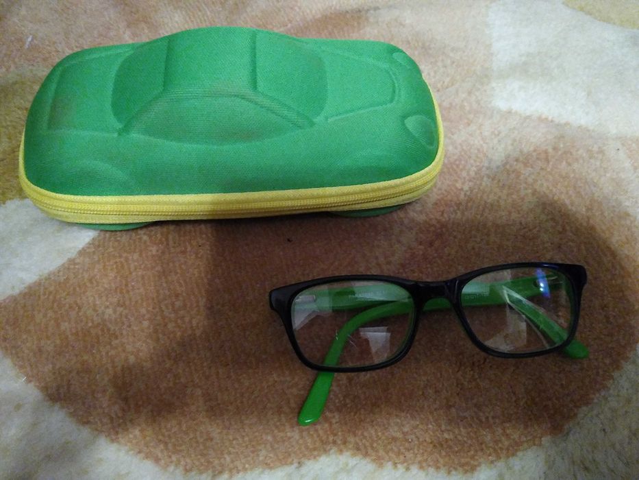 Vând ochelari copii rama lentile plus bonus husa de protecție