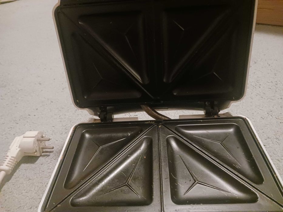 Тостер за сандвичи,гофретник с триъгълни панели