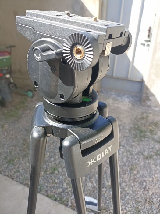 Штатив для видеокамер. Фото камер