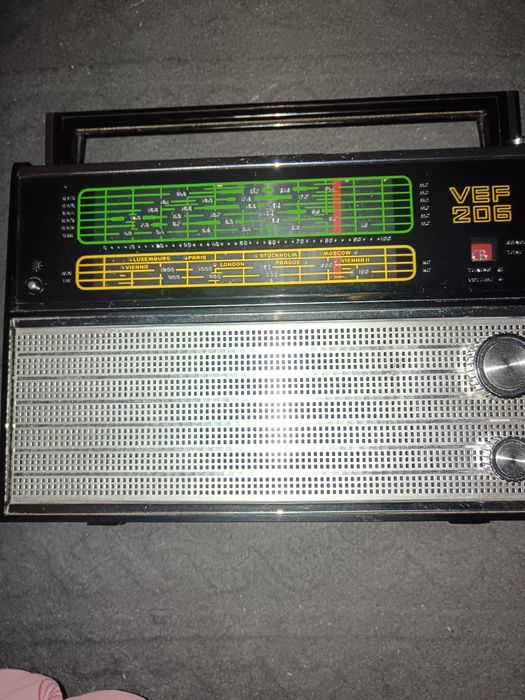 Vând apărat de radio VEF 206 aproape nou