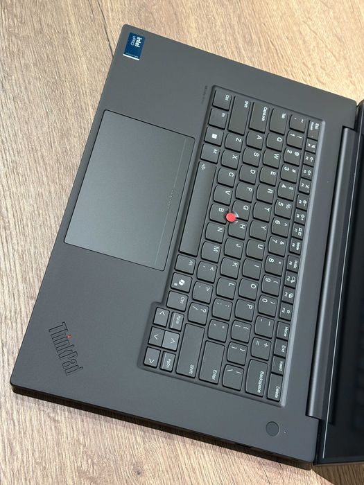 Laptop Lenovo ThinkPad P1 Gen 8 16" WQUXGA 800-nits Ultra 7 265H 64GB Ram Nvidia RTX PRO 2000 8GB 2TB SSD Firma Factura Best-Deal (-10.000 lei )
