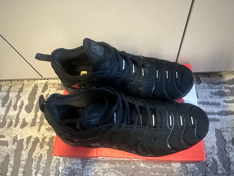 “Vapermax Plus Black”