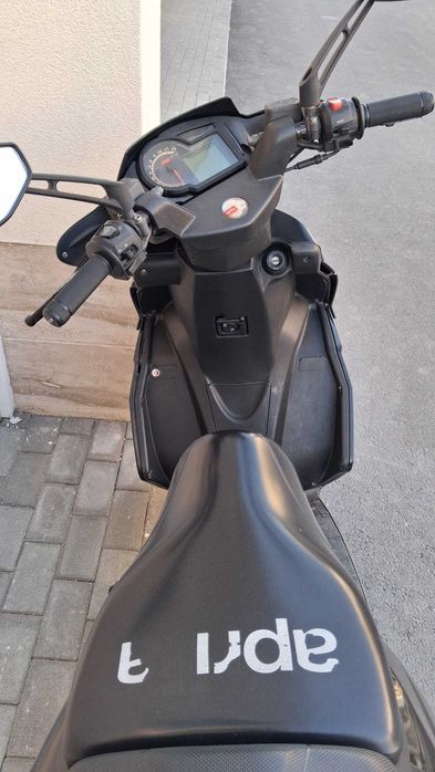 Скутер Aprilia SR