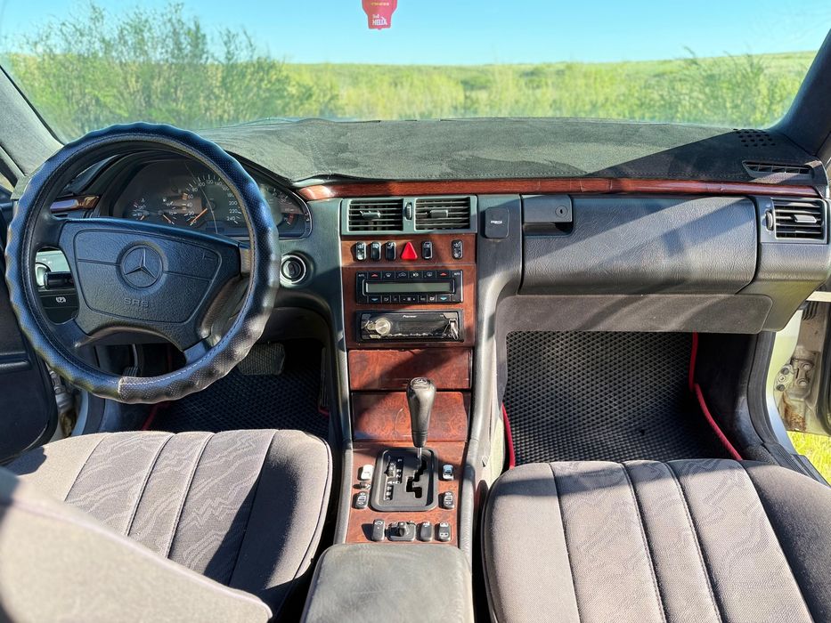 Продам Mersedes Benz E230