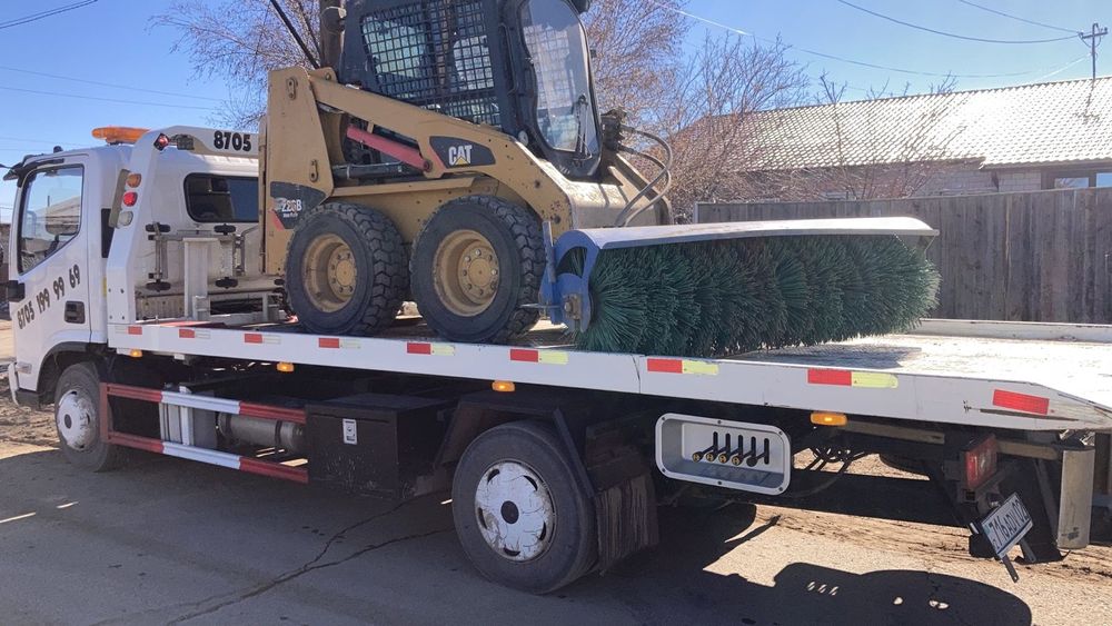 Мини  погрузчик:вилы, ковш, щётка