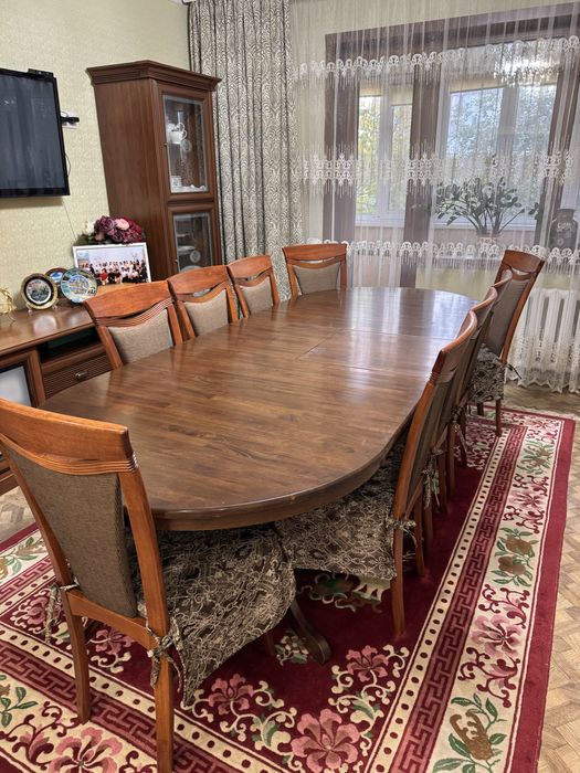 Продам стол дубовый в отличном состоянии.