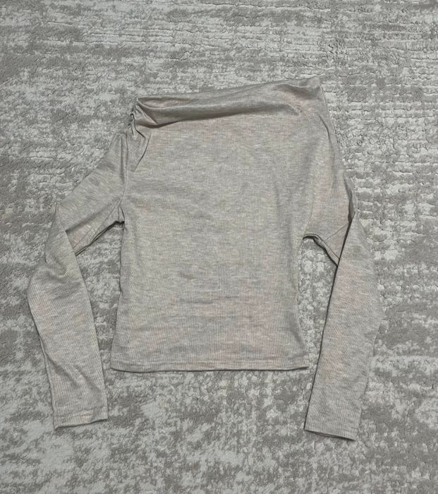 Top bej deschis off- shoulder