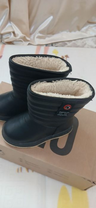 Комбинезон для мальчика и сапоги