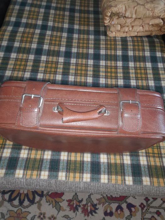 valiza // geamantan // din imitatie de piele