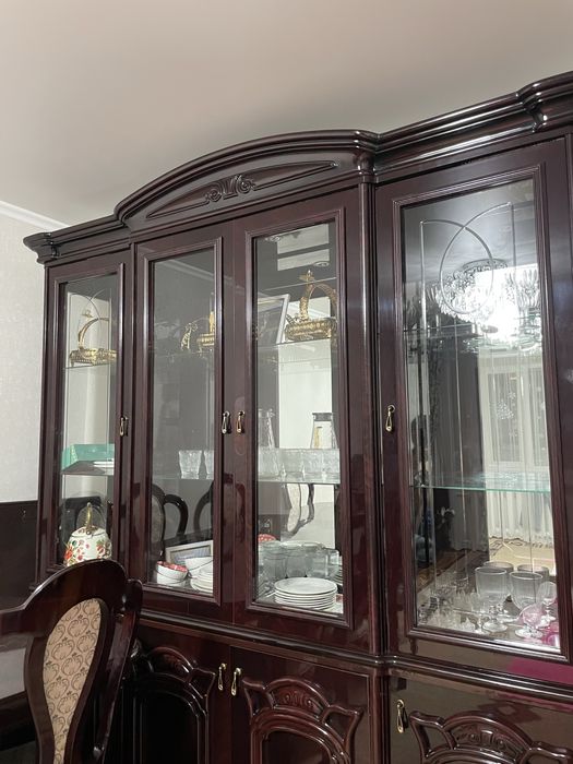 Стол с 6 стульями и стенка