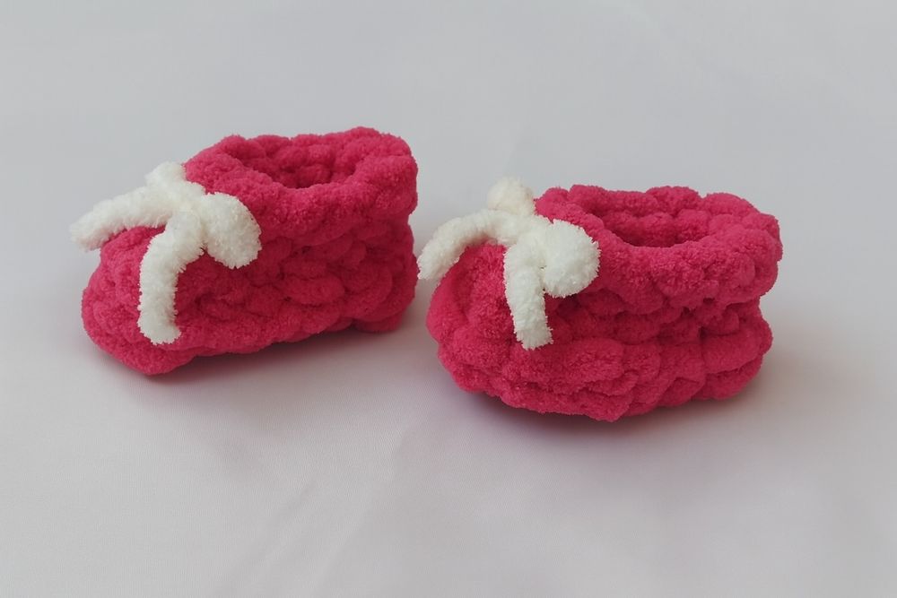 Плетени бебешки терлички