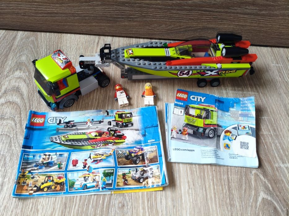 LEGO City 60254 Camion cu barcă de curse (Set retras)