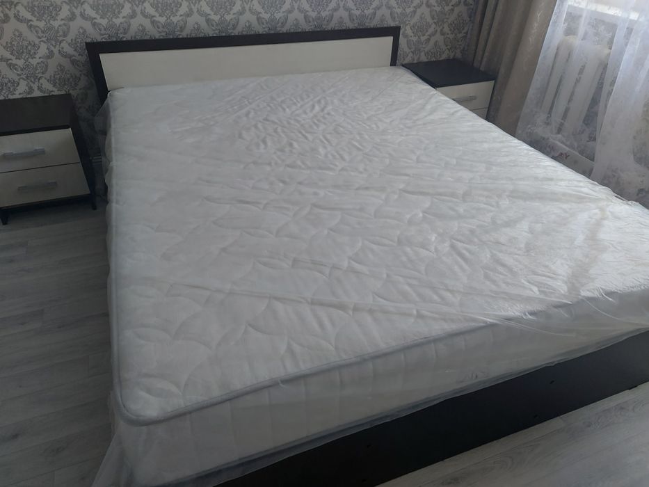 Двуспальная кровать с двумя тумбочками