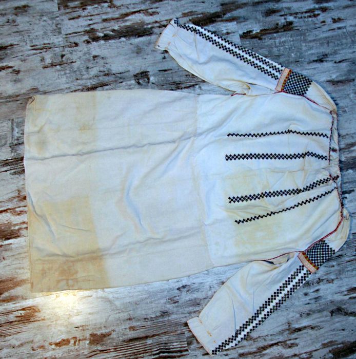 Ie taraneasca veche de 100 de ani