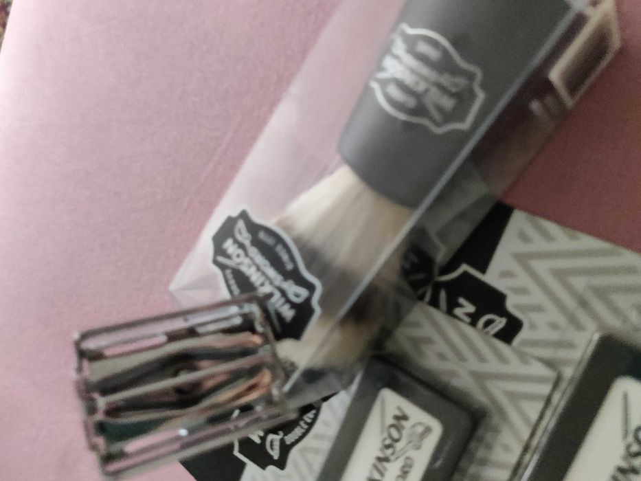 Самобръсначка и четка за бръснене