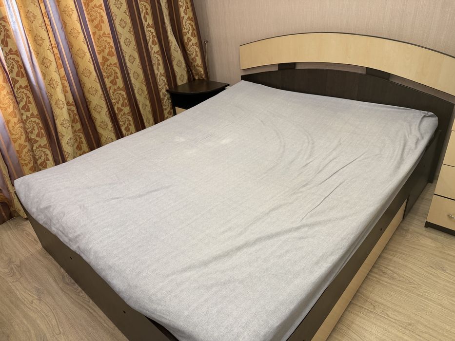 Двухспальная кровать с матрасом