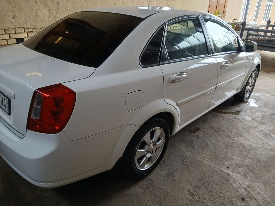 Ласетти жентра сотилади.