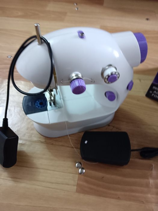 Швейная мини машинка продаю