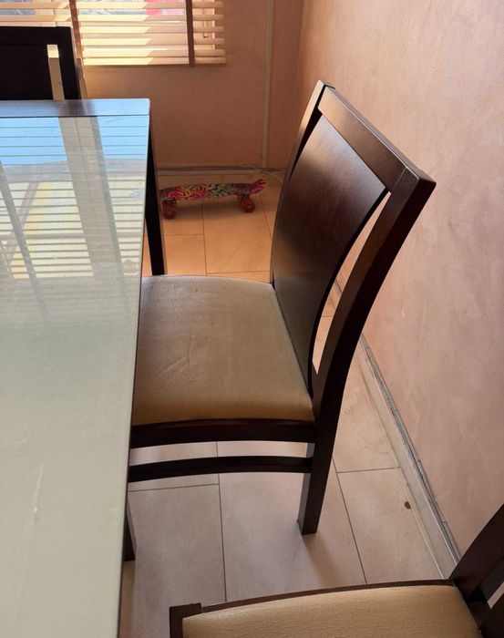 трапезна маса и столове. Леки следи от употреба. масивно дърво, стъклен плот. 150€