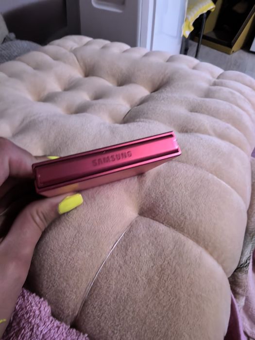 Samsung Galaxy Z Flip7 512GB Dual SIM — КАТО НОВ + ПЪЛЕН ПАКЕТ АКСЕСОАРИ!