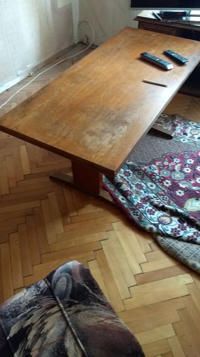 Холна маса много запазена плюс  две табуретки