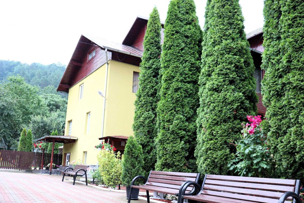 Vila de inchiriat pe termen lung / 8 camere cu bai proprii