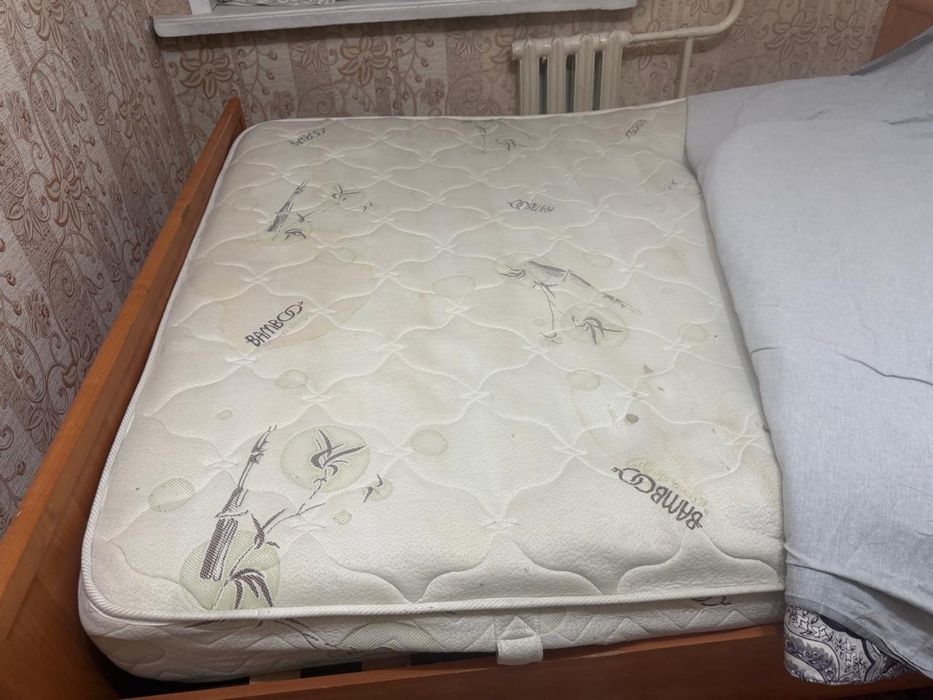 Продам кровать с матрацем