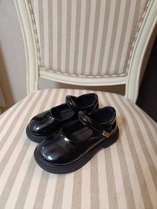 Два чифта лачени обувки 28 номер