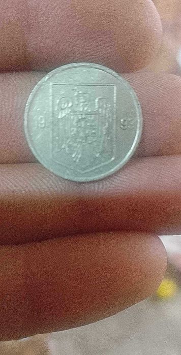 Monedă de 5 lei 1993 și una de o100 de lei 1992