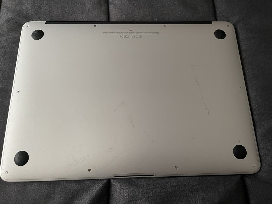 MacBook Air 13-инча в Добро състояние!