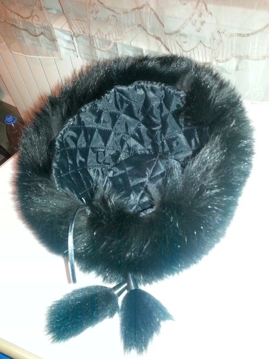 Caciula dama neagra blana naturala cu aplicatii la spate 61,5 cm