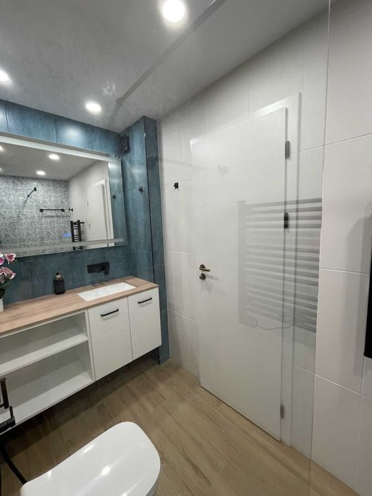 Тристаен обзаведен апартамент /с възможност за паркомясто