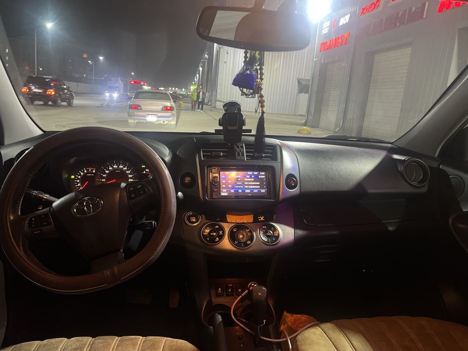 Срочно продается машина Toyota RAV4