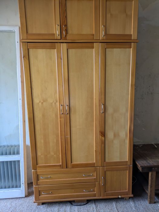 Диван, гардероб и маса