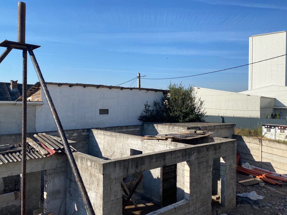 Vand constructie la rosu . 750 mp teren intravilan