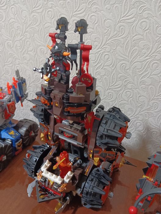 Продам два набора Лего