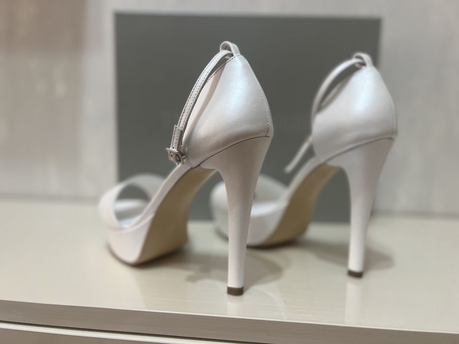 Pantofi cu toc și platforma TRACES of heels