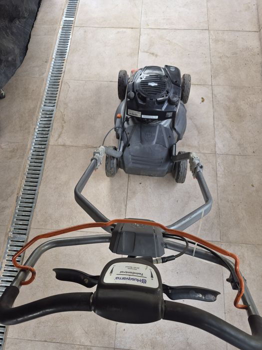 Masina de tuns gazon Husqvarna LC 35Masina de tuns HUSQVARNA Autopropulsata, Motor Briggs & Stratton)