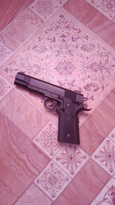 Продам игрушку пластмасс металл