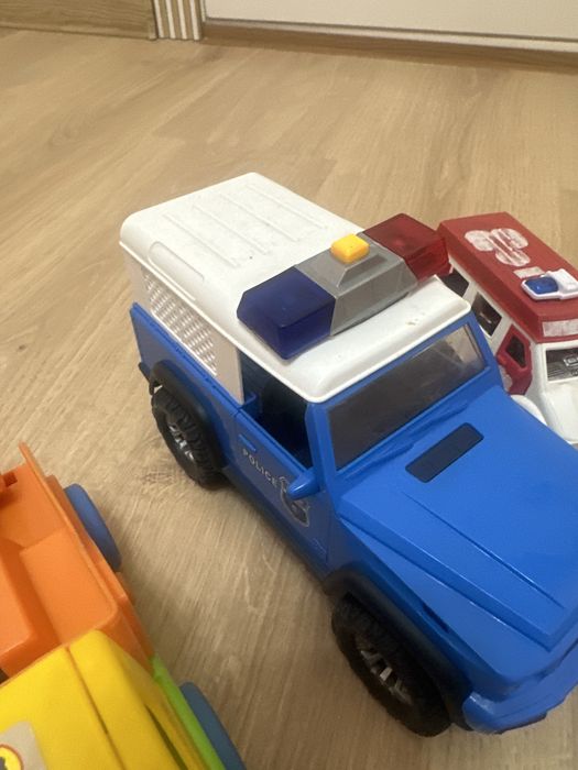 Игрушки разные.