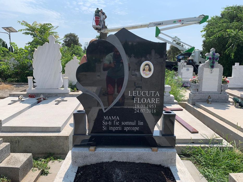 Monumente funerare