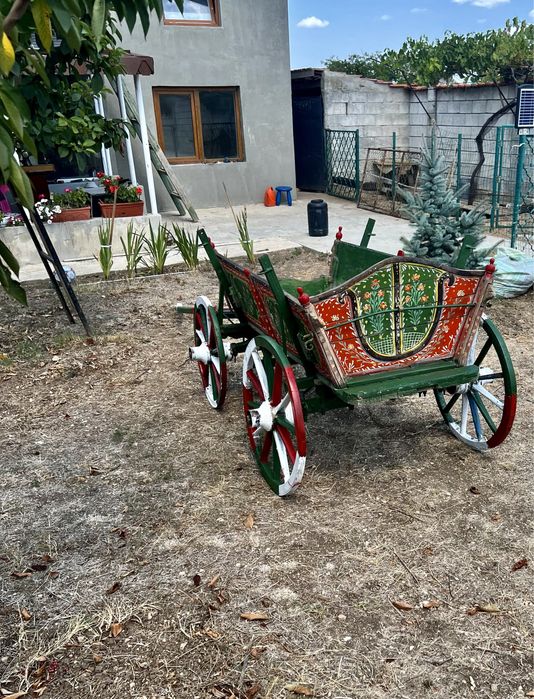 Ръчно рисувана декоративна каручка – автентичен акцент за дома!