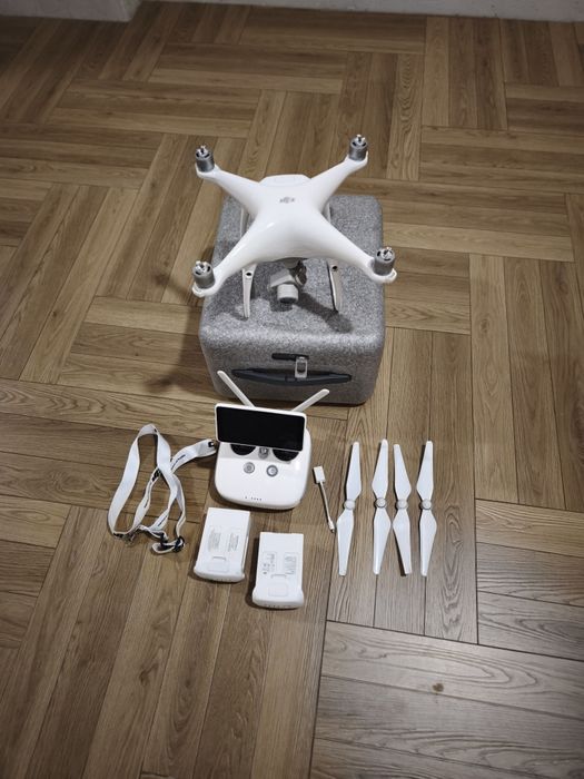 Дрон, квадрокоптер Dji Phantom 4 в отличном состоянии.